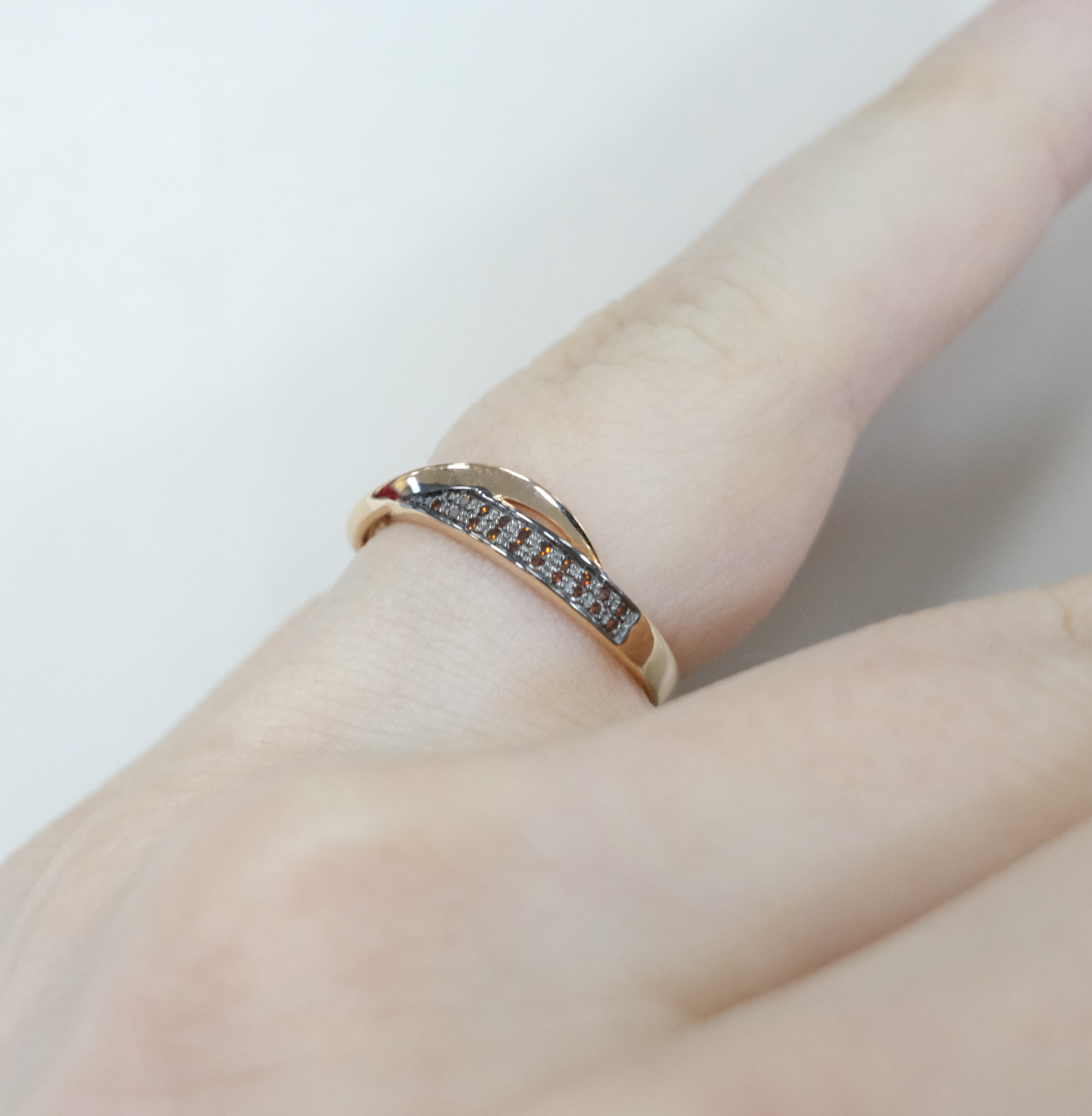 Кольцо из золота с оранжевыми бриллиантами